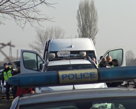 Две пилотни коли придружавали жандармериста, хванат с нелегални мигранти край Пловдив