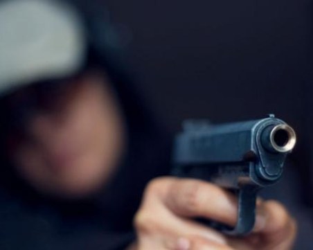 Екшън след пиянски запой в Хисарско! Мъж стреля с газов пистолет по съсед