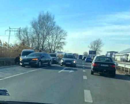 Катастрофа с три автомобила затруднява движението по Околовръстното