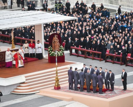 Погребаха папа Бенедикт XVI в три ковчега