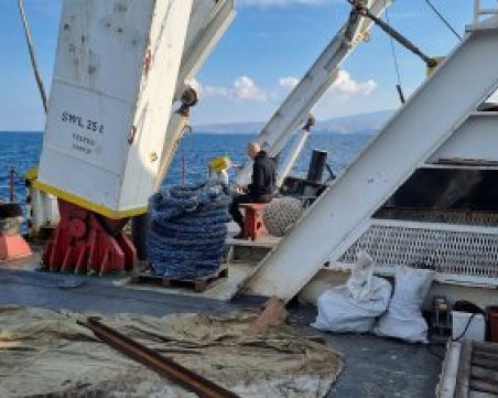 Полярният ни кораб откри лодка на мигранти