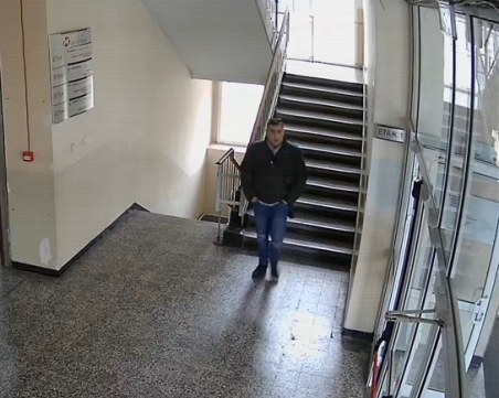 Познавате ли този мъж! Полицията го издирва заради посещение в пловдивска гимназия
