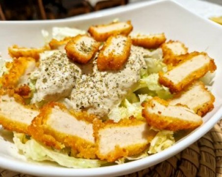 Салата от айсберг с хрупкаво пиле и чуден сос