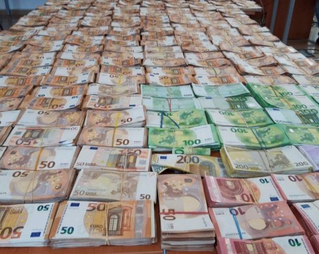 Само за година: Над 41 милиона лева недекларирана валута е конфискувана у нас