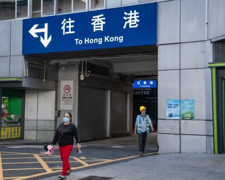 След 3 години ограничения: Китай отваря границите си с Хонконг