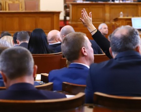 След 4 часа спорове и дебати: Парламентът  прие доклада 