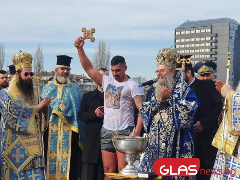 Хваналият кръста в Пловдив: Бях последен, но кръстът дойде при мен, било е писано