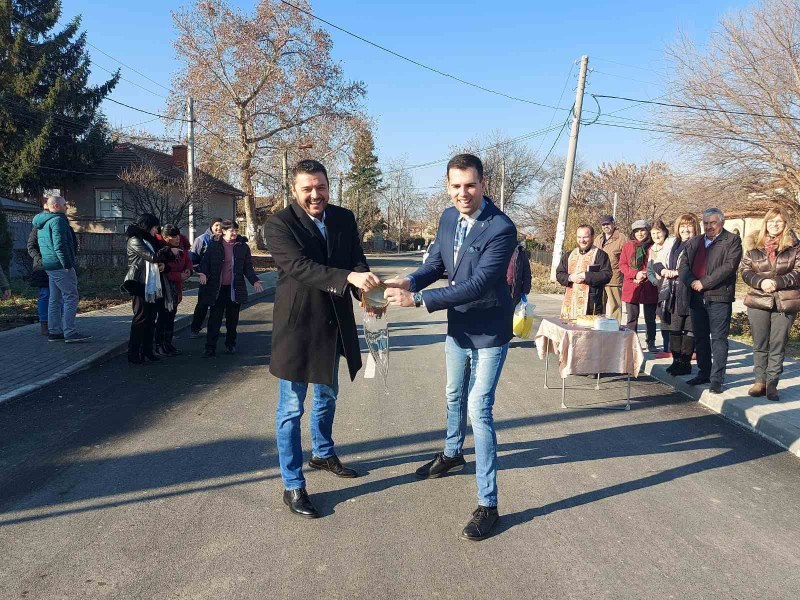 Лентата прерязаха кметът на община Родопи“ Павел Михайлов и кметът