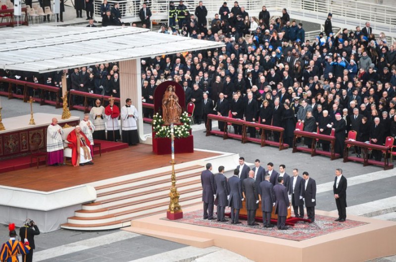 Погребаха почетния папа Бенедикт XVI. Тленните му останки бяха положени в три