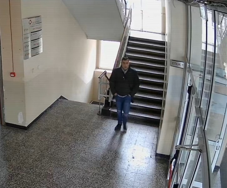 Познавате ли този мъж! Полицията го издирва заради посещение в пловдивска гимназия