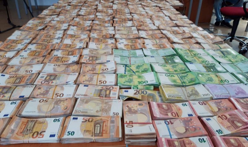 Само за година: Над 41 милиона лева недекларирана валута е конфискувана у нас