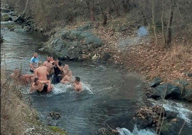 10 смелчаци се хвърлиха в студените води на река Върлещица