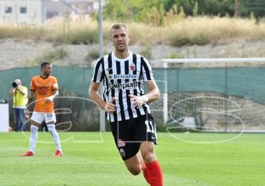 Българският нападател Атанас Илиев до дни се очаква да се