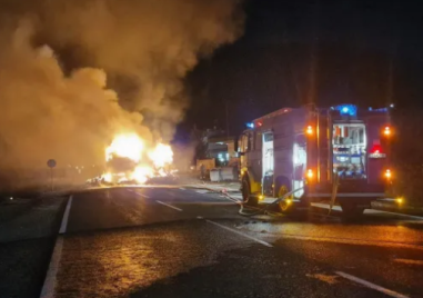 Два камиона натоварени със слама са се запалили в 18 55