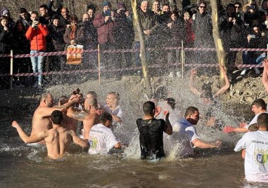 33 годишният Кирко Канагрохов извади Богоявленския кръст от водите на река