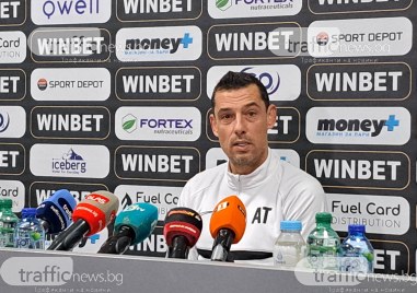 Старши треньорът на Локомотив Александър Томаш говори преди началото на