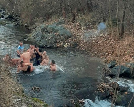 10 смелчаци се хвърлиха за кръста в Първенец