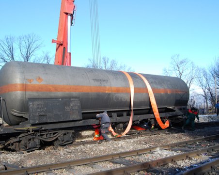 България помага за изтеглянето на дерайлиралите цистерни в Сърбия