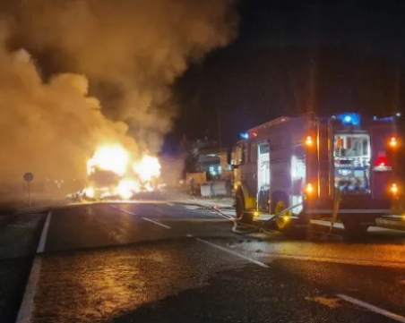 Два камиона със слама се запалиха до град Шипка