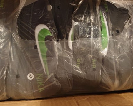 ГДБОП иззе голямо количество обувки с подобие на лого на известна марка