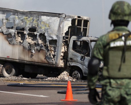 Горящи коли, стрелба по самолети: 29 души са убити при ареста на сина на Ел Чапо
