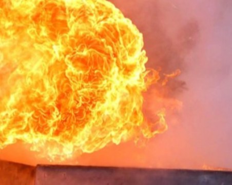 Горящите камиони до град Шипка са били паркирани до бензиностанция