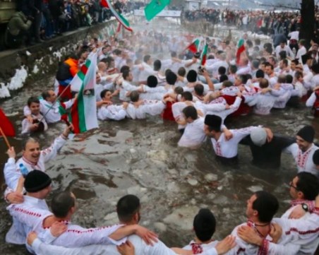 Калоферци влязоха в Тунджа! Изви се мъжкото хоро