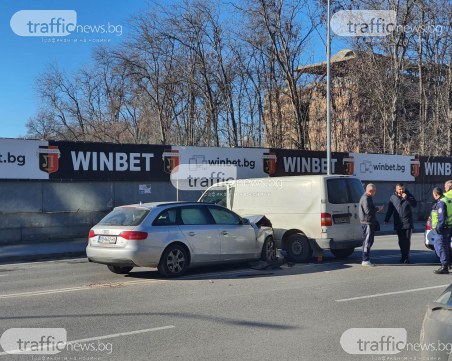 Катастрофа между автомобил и бус до стадион „Локомотив”, има линейка на място
