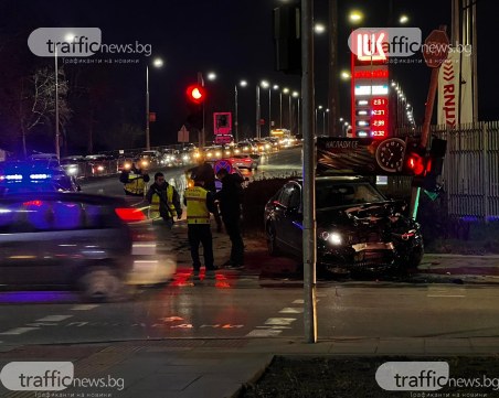 Мъж е откаран в болница след катастрофата на Карловско шосе