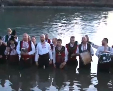 Първи за богоявленския кръст се хвърлиха в Шипка