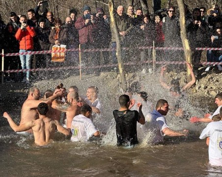 Пловдивски пожарникар спаси кръста в Сопот