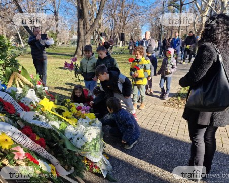 В Пловдив почетоха Ботев с думи от бележника му: Живи или мъртви, вие ще БЪДЕТЕ!