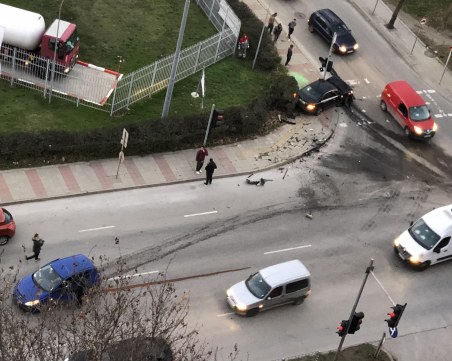 ПТП на Карловско шосе затрудни трафика, има разлято масло по пътното платно