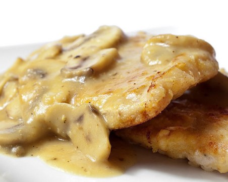 Вкусни пилешки гърди на тиган със сос от гъби, брашно, масло, мляко и горчица