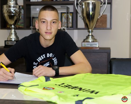 Вратар от школата на Ботев подписа първи професионален договор