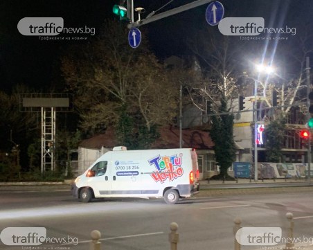 По-удобно: Фирмен автомобил влезе в насрещното в центъра на Пловдив, за да спести  няколко метра