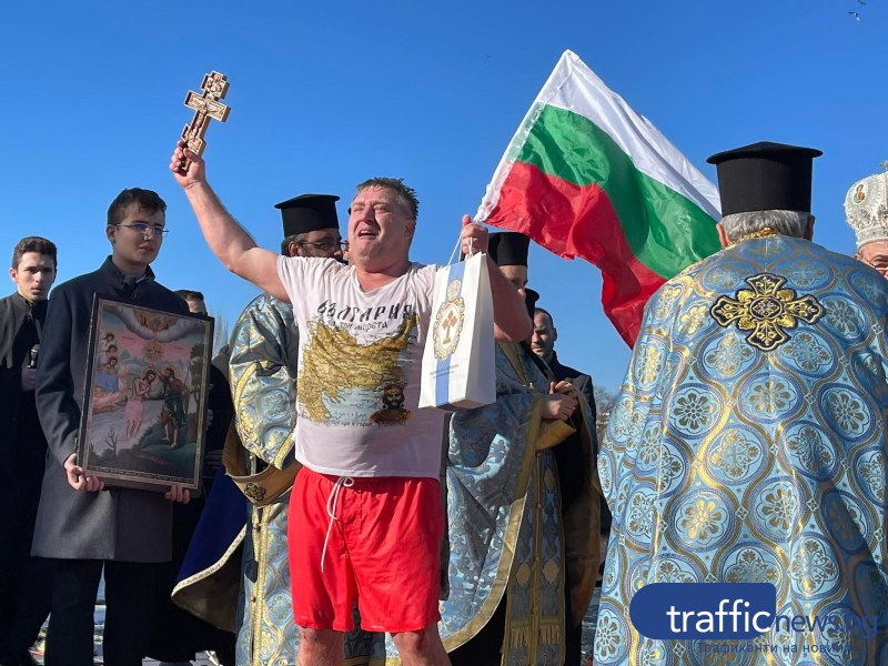 50-годишният Йовчо хвана кръста на Богоявление в Пловдив