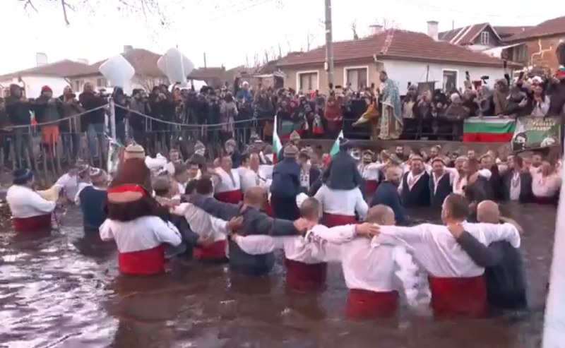 Калоферци влязоха в ледените води на Тунджа минути преди 8