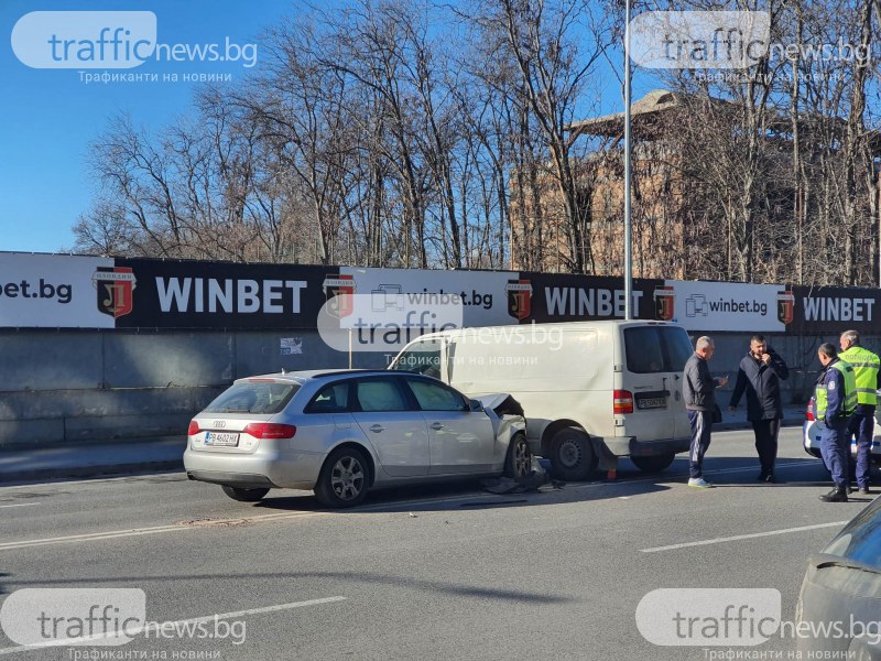Катастрофа между автомобил и бус до стадион „Локомотив”, има линейка на място