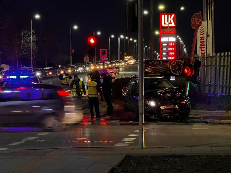 Възрастен човек е откаран в болница след сериозната катастрофа на