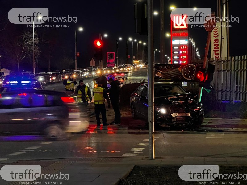 Мъж е откаран в болница след катастрофата на Карловско шосе