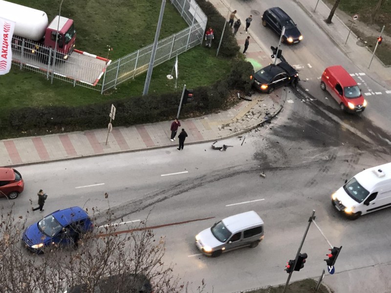 ПТП на Карловско шосе затрудни трафика, има разлято масло по пътното платно