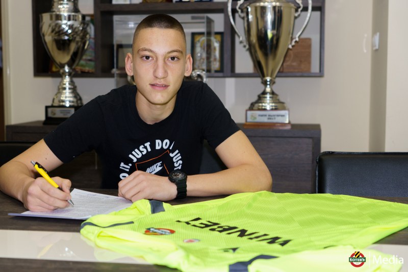 Вратар от школата на Ботев подписа първи професионален договор