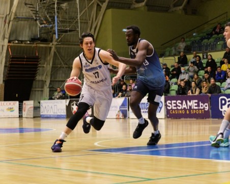 Академик с трети пореден успех