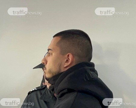 Доведоха с белезници в съда 23-годишния полицай, хванат да превозва мигранти