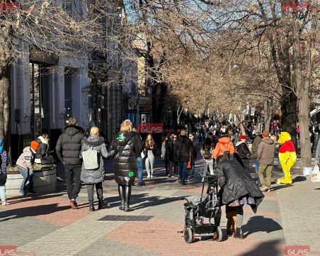 Слънчевото време изкара пловдивчани на разходка, стотици хора изпълниха Главната