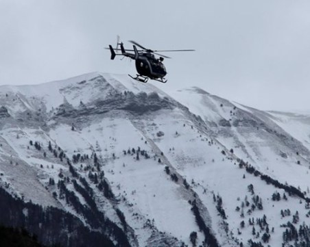 Започнаха да доставят сняг с хеликоптер в швейцарските Алпи