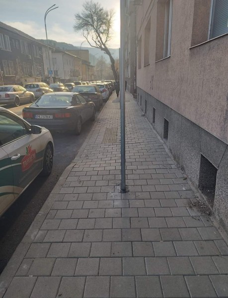 Пълен абсурд! Метални стълбове разделиха тротоар в Перник