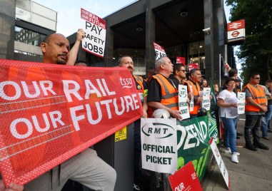 Стачката на железопътните работници във Великобритания продължава да блокира жп