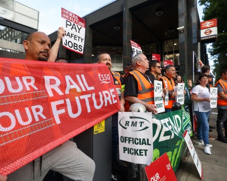 Стачка блокира жп трафика във Великобритания